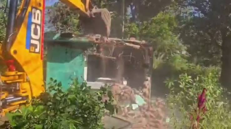 Ramnagar Bulldozer Action Uttarakhand, Puchhadi Village Demolition Drive, Nainital Encroachment Removal, Uttarakhand Forest Land Eviction, Ramnagar Police Deployment, 525 Police Personnel in Ramnagar, PAC Deployment Uttarakhand, Forest Encroachment Drive India,रामनगर पुछड़ी गांव में बुलडोजर कार्रवाई, उत्तराखंड में वन भूमि से अतिक्रमण हटाने का अभियान, नैनीताल जिले में प्रशासन की कार्रवाई, रामनगर में पुलिस और पीएसी की तैनाती, पुछड़ी गांव में मकानों का ध्वस्तीकरण, वन विभाग की जमीन खाली कराने का अभियान,