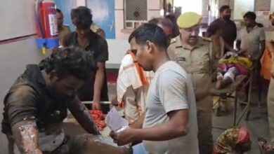 रायबरेली हादसा, रायबरेली हाईटेंशन करंट, सरेनी दुर्घटना, दुर्गा प्रतिमा विसर्जन हादसा, चार श्रद्धालु झुलसे, तीन जिला अस्पताल रेफर, सरेनी लालगंज मार्ग, संवरैया नदी, ठंगैचा गांव, उत्तर प्रदेश हादसा, यूपी क्राइम न्यूज, Raebareli News, Raebareli Accident, High Tension Wire Accident, Durga Idol Immersion, Uttar Pradesh News,