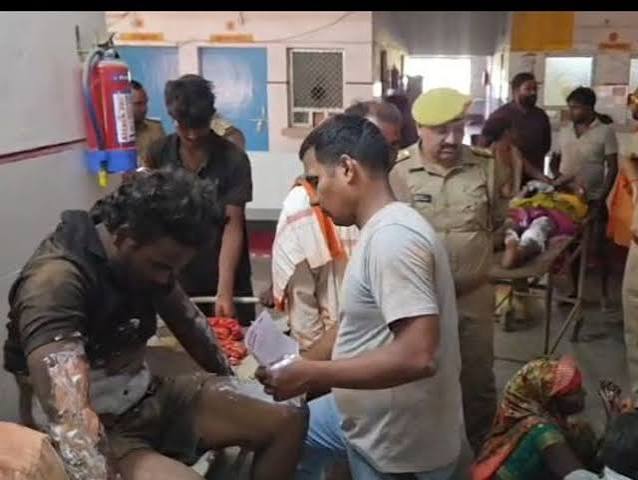 रायबरेली हादसा, रायबरेली हाईटेंशन करंट, सरेनी दुर्घटना, दुर्गा प्रतिमा विसर्जन हादसा, चार श्रद्धालु झुलसे, तीन जिला अस्पताल रेफर, सरेनी लालगंज मार्ग, संवरैया नदी, ठंगैचा गांव, उत्तर प्रदेश हादसा, यूपी क्राइम न्यूज, Raebareli News, Raebareli Accident, High Tension Wire Accident, Durga Idol Immersion, Uttar Pradesh News,