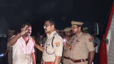 देवरिया क्राइम न्यूज, देवरिया की बड़ी खबर, नोनापार गांव में आग, भटनी आग हादसा, झोपड़ी में आग से तीन की मौत, जितेंद्र प्रसाद, बालकिशन, तीन वर्षीय बच्ची शनि, मईल डबल मर्डर, चचेरे भाइयों की हत्या, वकील यादव, विनय यादव, रामजानकी मार्ग हत्याकांड, देवरिया पुलिस, अभिजीत आर शंकर, उत्तर प्रदेश क्राइम न्यूज, Deoria Crime News, Deoria Fire Incident, Deoria Double Murder, Deoria Latest News, Uttar Pradesh Crime News,देवरिया के नोनापार गांव में झोपड़ी में आग लगने से तीन लोगों की मौत और मईल क्षेत्र में दो चचेरे भाइयों की हत्या की खबर।