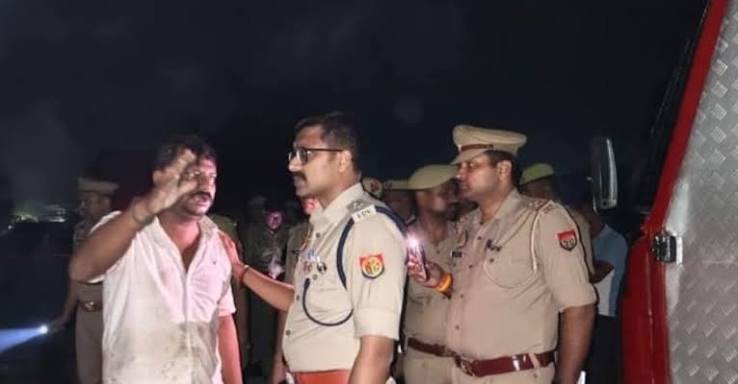 देवरिया क्राइम न्यूज, देवरिया की बड़ी खबर, नोनापार गांव में आग, भटनी आग हादसा, झोपड़ी में आग से तीन की मौत, जितेंद्र प्रसाद, बालकिशन, तीन वर्षीय बच्ची शनि, मईल डबल मर्डर, चचेरे भाइयों की हत्या, वकील यादव, विनय यादव, रामजानकी मार्ग हत्याकांड, देवरिया पुलिस, अभिजीत आर शंकर, उत्तर प्रदेश क्राइम न्यूज, Deoria Crime News, Deoria Fire Incident, Deoria Double Murder, Deoria Latest News, Uttar Pradesh Crime News,देवरिया के नोनापार गांव में झोपड़ी में आग लगने से तीन लोगों की मौत और मईल क्षेत्र में दो चचेरे भाइयों की हत्या की खबर।