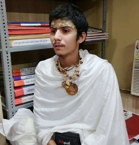 #SantPremanand #PremanandMaharaj #Vrindavan #Barsana #MathuraNews #HathrasNews #UttarPradeshNews #MissingYouth #VrindavanNews #BarsanaNews ,संत प्रेमानंद से दीक्षा के बाद लापता युवक, संत प्रेमानंद आश्रम, प्रेमानंद महाराज आश्रम, वृंदावन से लापता युवक, बरसाना में युवक बरामद, 16 वर्षीय युवक लापता, मथुरा समाचार, वृंदावन समाचार, बरसाना समाचार, हाथरस युवक गुमशुदगी, उत्तर प्रदेश समाचार, मथुरा पुलिस, राजीव कुमार एसपी सिटी, धार्मिक समाचार, अपराध समाचार, उत्तर प्रदेश क्राइम न्यूज,Sant Premanand missing youth, Sant Premanand Maharaj ashram, Vrindavan missing boy, Barsana missing youth found, 16 year old boy found, Mathura news, Vrindavan news, Barsana news, Hathras missing youth, Uttar Pradesh news, Mathura Police, Premanand Maharaj Ashram news, UP crime news, religious news,