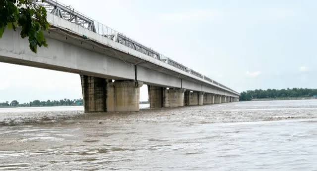 कुशीनगर में नारायणी नदी की कटान, एपी बांध के करीब पहुंची नदी, तरयासुजान में बाढ़ का खतरा, नारायणी नदी से तटबंध को नुकसान, कुशीनगर में बचाव कार्य,