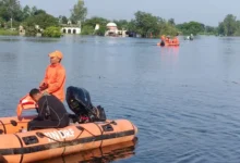 लखनऊ बाढ़, लखनऊ में बाढ़, लासा गांव बाढ़, लखनऊ बाढ़ हादसा, लखनऊ में युवक लापता, बाढ़ में छह युवक डूबे, पांच युवक बचाए गए, 18 वर्षीय विमल लापता, NDRF लखनऊ, लखनऊ बाढ़ रेस्क्यू, लखनऊ बाढ़ की ताजा खबर, लखनऊ फ्लड न्यूज, उत्तर प्रदेश बाढ़, यूपी बाढ़ की खबर, लासा गांव हादसा, बाढ़ में डूबा युवक, लखनऊ स्थानीय खबर,Lucknow flood, Lucknow flood news, Lucknow flood accident, Lasa village flood, six youths drowned in Lucknow, five youths rescued Lucknow, one youth missing Lucknow, NDRF Lucknow rescue, Lucknow flood rescue operation, 18-year-old Vimal missing, Uttar Pradesh flood news, Lucknow latest news, Lucknow drowning incident, Lasa village drowning,#LucknowFlood, #LucknowNews, #Lucknow, #LasaVillage, #NDRF, #FloodNews, #FloodRescue, #UPNews, #UttarPradesh, #FloodUpdate, #RescueOperation, #LucknowFloodNews, #लखनऊबाढ़, #लखनऊ, #लखनऊन्यूज, #लासागांव, #एनडीआरएफ, #बाढ़, #बाढ़खबर, #उत्तरप्रदेश, #राहतबचाव, #बाढ़रेस्क्यू,