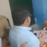 सीतापुर अस्पताल जाम, सीतापुर जिला अस्पताल, भाजपा जिलाध्यक्ष राजेश शुक्ल, चौकी प्रभारी स्वाति चतुर्वेदी, सीतापुर पुलिस, अस्पताल गेट पर जाम, एंबुलेंस जाम में फंसी, मरीजों को गोद में ले जाना पड़ा, सीतापुर पुलिस विवाद, राजेश शुक्ल और स्वाति चतुर्वेदी, सीतापुर वायरल वीडियो, अस्पताल में जाम, उत्तर प्रदेश समाचार, सीतापुर न्यूज,Sitapur hospital jam, Sitapur district hospital, Rajesh Shukla BJP, Swati Chaturvedi police officer, Sitapur police, hospital gate traffic jam, ambulance stuck in traffic, Sitapur viral video, BJP leader police argument, Uttar Pradesh news,#Sitapur #SitapurNews #UPNews #SitapurPolice #BJP #RajeshShukla #SwatiChaturvedi #DistrictHospital #HospitalJam #BreakingNews,