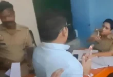 सीतापुर अस्पताल जाम, सीतापुर जिला अस्पताल, भाजपा जिलाध्यक्ष राजेश शुक्ल, चौकी प्रभारी स्वाति चतुर्वेदी, सीतापुर पुलिस, अस्पताल गेट पर जाम, एंबुलेंस जाम में फंसी, मरीजों को गोद में ले जाना पड़ा, सीतापुर पुलिस विवाद, राजेश शुक्ल और स्वाति चतुर्वेदी, सीतापुर वायरल वीडियो, अस्पताल में जाम, उत्तर प्रदेश समाचार, सीतापुर न्यूज,Sitapur hospital jam, Sitapur district hospital, Rajesh Shukla BJP, Swati Chaturvedi police officer, Sitapur police, hospital gate traffic jam, ambulance stuck in traffic, Sitapur viral video, BJP leader police argument, Uttar Pradesh news,#Sitapur #SitapurNews #UPNews #SitapurPolice #BJP #RajeshShukla #SwatiChaturvedi #DistrictHospital #HospitalJam #BreakingNews,