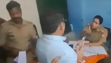 सीतापुर अस्पताल जाम, सीतापुर जिला अस्पताल, भाजपा जिलाध्यक्ष राजेश शुक्ल, चौकी प्रभारी स्वाति चतुर्वेदी, सीतापुर पुलिस, अस्पताल गेट पर जाम, एंबुलेंस जाम में फंसी, मरीजों को गोद में ले जाना पड़ा, सीतापुर पुलिस विवाद, राजेश शुक्ल और स्वाति चतुर्वेदी, सीतापुर वायरल वीडियो, अस्पताल में जाम, उत्तर प्रदेश समाचार, सीतापुर न्यूज,Sitapur hospital jam, Sitapur district hospital, Rajesh Shukla BJP, Swati Chaturvedi police officer, Sitapur police, hospital gate traffic jam, ambulance stuck in traffic, Sitapur viral video, BJP leader police argument, Uttar Pradesh news,#Sitapur #SitapurNews #UPNews #SitapurPolice #BJP #RajeshShukla #SwatiChaturvedi #DistrictHospital #HospitalJam #BreakingNews,