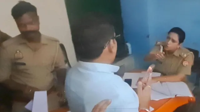 सीतापुर अस्पताल जाम, सीतापुर जिला अस्पताल, भाजपा जिलाध्यक्ष राजेश शुक्ल, चौकी प्रभारी स्वाति चतुर्वेदी, सीतापुर पुलिस, अस्पताल गेट पर जाम, एंबुलेंस जाम में फंसी, मरीजों को गोद में ले जाना पड़ा, सीतापुर पुलिस विवाद, राजेश शुक्ल और स्वाति चतुर्वेदी, सीतापुर वायरल वीडियो, अस्पताल में जाम, उत्तर प्रदेश समाचार, सीतापुर न्यूज,Sitapur hospital jam, Sitapur district hospital, Rajesh Shukla BJP, Swati Chaturvedi police officer, Sitapur police, hospital gate traffic jam, ambulance stuck in traffic, Sitapur viral video, BJP leader police argument, Uttar Pradesh news,#Sitapur #SitapurNews #UPNews #SitapurPolice #BJP #RajeshShukla #SwatiChaturvedi #DistrictHospital #HospitalJam #BreakingNews,