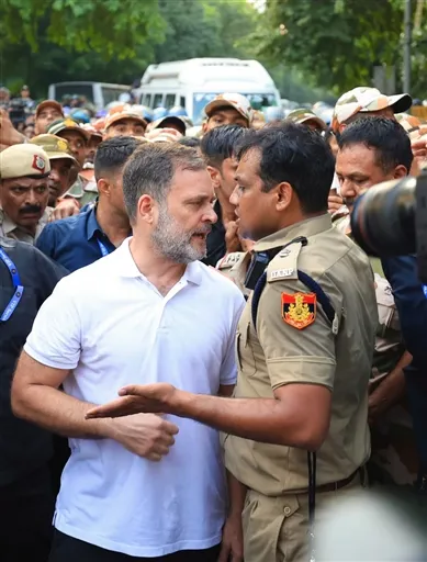 #RahulGandhi #PriyankaGandhi #RahulGandhiFIR #PriyankaGandhiFIR #DelhiPolice #GyaneshKumar #ElectionCommission #Congress #PoliticalNews #DelhiNews ,Rahul Gandhi Priyanka Gandhi FIR, Rahul Gandhi FIR, Priyanka Gandhi FIR, Rahul Gandhi News, Priyanka Gandhi News, Delhi Police FIR, CEC Gyanesh Kumar, Election Commission Protest, Rahul Priyanka Protest, Rahul Gandhi Police Case, राहुल गांधी प्रियंका गांधी FIR, राहुल गांधी पर FIR, प्रियंका गांधी पर FIR, दिल्ली पुलिस, ज्ञानेश कुमार, मुख्य चुनाव आयुक्त, चुनाव आयोग विरोध प्रदर्शन,