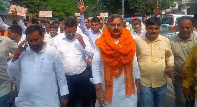 संजयन त्रिपाठी सपा, संजयन त्रिपाठी सपा में शामिल, गोरखपुर फैजाबाद शिक्षक सीट, गोरखपुर फैजाबाद शिक्षक एमएलसी चुनाव, सपा प्रत्याशी संजयन त्रिपाठी, कमलेश यादव, ध्रुव त्रिपाठी, गोरखपुर एमएलसी चुनाव 2026, यूपी विधान परिषद चुनाव 2026, शिक्षक एमएलसी चुनाव उत्तर प्रदेश, Sanjayan Tripathi joins SP, Sanjayan Tripathi SP candidate, Gorakhpur Faizabad Teacher Constituency, Gorakhpur Faizabad MLC Election 2026, SP MLC Candidate, Kamlesh Yadav, Dhruv Tripathi, UP Legislative Council Election 2026, Teacher MLC Election UP, #SanjayanTripathi #संजयनत्रिपाठी #SamajwadiParty #SP #AkhileshYadav #Gorakhpur #Faizabad #GorakhpurFaizabad #MLCElection2026 #TeacherMLC #UPMLCElection #UPNews,