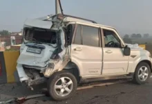 वाराणसी सड़क हादसा, वाराणसी दुर्घटना आज, रूपापुर ओवरब्रिज हादसा, वाराणसी ट्रक स्कॉर्पियो टक्कर, काशी में सड़क दुर्घटना, वाराणसी में चार युवकों की मौत, चार घायल वाराणसी हादसा, रील बनाते समय सड़क हादसा, मां विंध्यवासिनी दर्शन से लौट रहे युवक, मिर्जापुर विंध्यवासिनी मंदिर, शिवपुर वाराणसी समाचार, बीएचयू अस्पताल घायल, कछवांरोड सड़क हादसा, प्रयागराज हाईवे दुर्घटना, वाराणसी पुलिस जांच, उत्तर प्रदेश सड़क हादसा, वाराणसी ताजा समाचार, उत्तर प्रदेश क्राइम और दुर्घटना समाचार,Varanasi road accident, Rupapur overbridge accident, Varanasi truck Scorpio collision, four dead four injured Varanasi, Varanasi accident news today, Scorpio accident in Varanasi, truck hits Scorpio on highway, Varanasi reel accident, Mirzapur Vindhyavasini temple pilgrims, Shivpur Varanasi news, BHU Hospital injured, Kachhwa Road accident, Prayagraj highway accident, Uttar Pradesh road accident news, Varanasi police investigation, latest Varanasi news,वाराणसी के रूपापुर ओवरब्रिज पर हादसा कैसे हुआ, वाराणसी सड़क हादसे में कितने लोगों की मौत हुई, स्कॉर्पियो में सवार युवक कहां से लौट रहे थे, मां विंध्यवासिनी के दर्शन से लौटते समय दुर्घटना, वाराणसी में ट्रक की टक्कर से चार की मौत, रील बनाने के दौरान सड़क हादसे की खबर, रूपापुर ओवरब्रिज दुर्घटना में घायल कहां भर्ती हैं, Varanasi accident four dead four injured, how did the Rupapur overbridge accident happen, Scorpio truck collision Varanasi latest news,#VaranasiAccident, #VaranasiNews, #RoadAccident, #RupapurOverbridge, #ScorpioAccident, #UttarPradeshNews, #BreakingNews, #काशी, #वाराणसी, #वाराणसीहादसा, #रूपापुरओवरब्रिज, #सड़कहादसा, #ट्रकदुर्घटना, #उत्तरप्रदेशसमाचार, #मिर्जापुर, #मांविंध्यवासिनी,