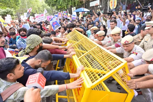 दिल्ली में धरना प्रदर्शन, दिल्ली पुलिस का नया आदेश, जंतर-मंतर पर प्रदर्शन, दिल्ली में प्रदर्शन स्थल, रामलीला मैदान प्रदर्शन, बुराड़ी मैदान, CBD ग्राउंड दिल्ली, दिल्ली पुलिस अधिसूचना, दिल्ली में रैली की अनुमति, दिल्ली ट्रैफिक डायवर्जन, नई दिल्ली समाचार, दिल्ली की ताजा खबर, धरना प्रदर्शन के नए नियम,Delhi News, Delhi Protest Sites, Jantar Mantar Protest, Delhi Police Order, Ramlila Maidan Protest, Burari Ground Delhi, CBD Ground Delhi, Delhi Demonstration Rules, Delhi Rally Permission, Delhi Traffic Diversion, New Delhi Latest News,#DelhiNews #DelhiPolice #JantarMantar #RamlilaMaidan #BurariGround #DelhiProtest #DelhiTraffic #NewDelhiNews #दिल्लीसमाचार #दिल्लीपुलिस #जंतरमंतर #धरनाप्रदर्शन